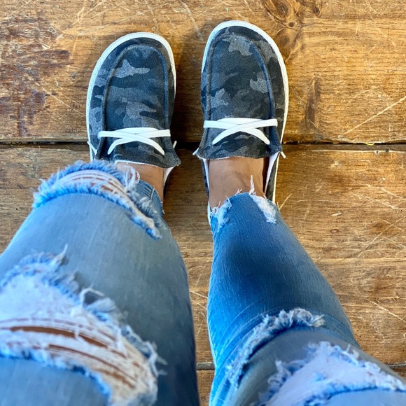 🚨RESTOCKED🚨Gray Camo Slipons - Picture 4 of 10